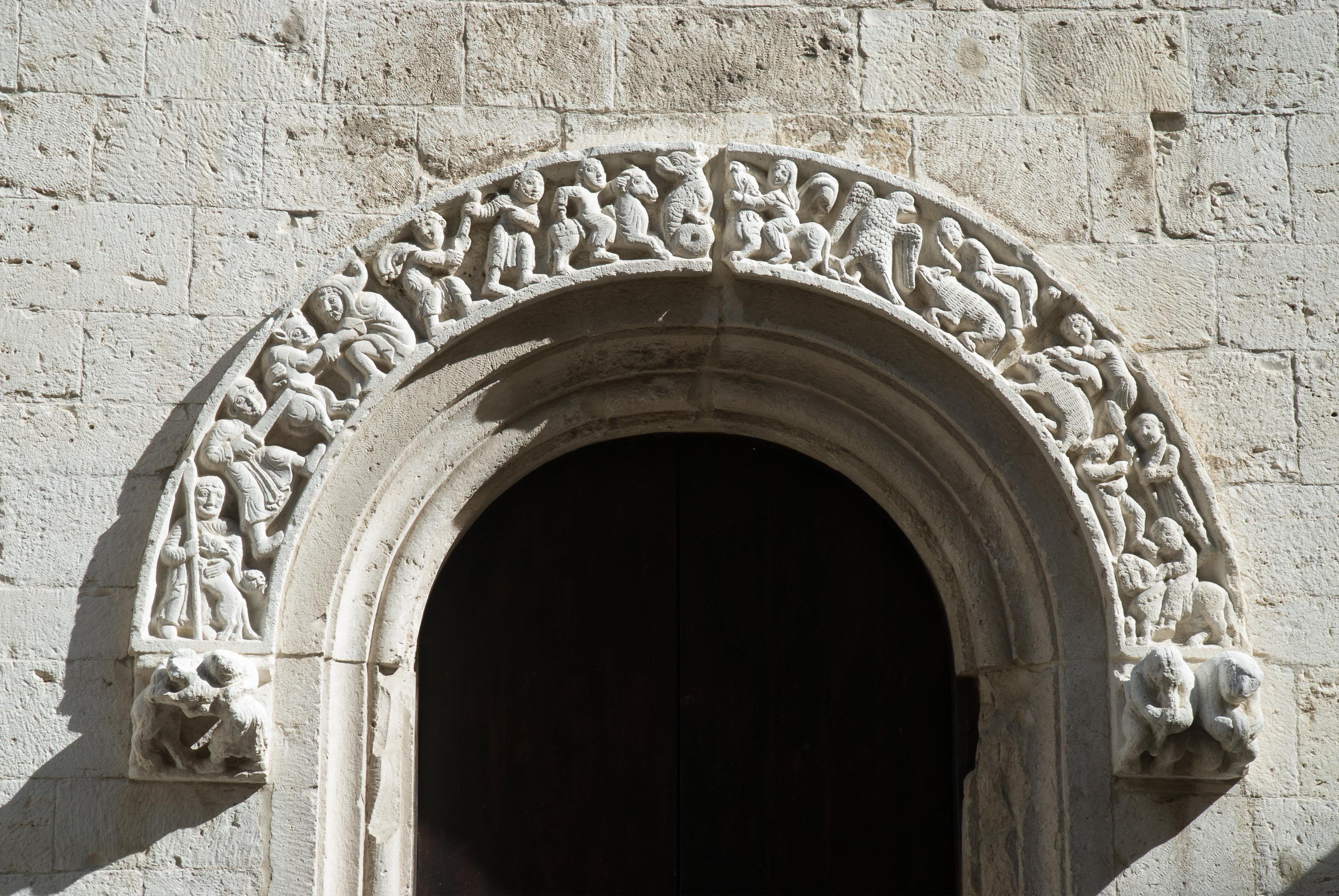 Barletta, Cattedrale di Santa Maria Maggiore, particolare di un portale (foto di Natalino Russo)