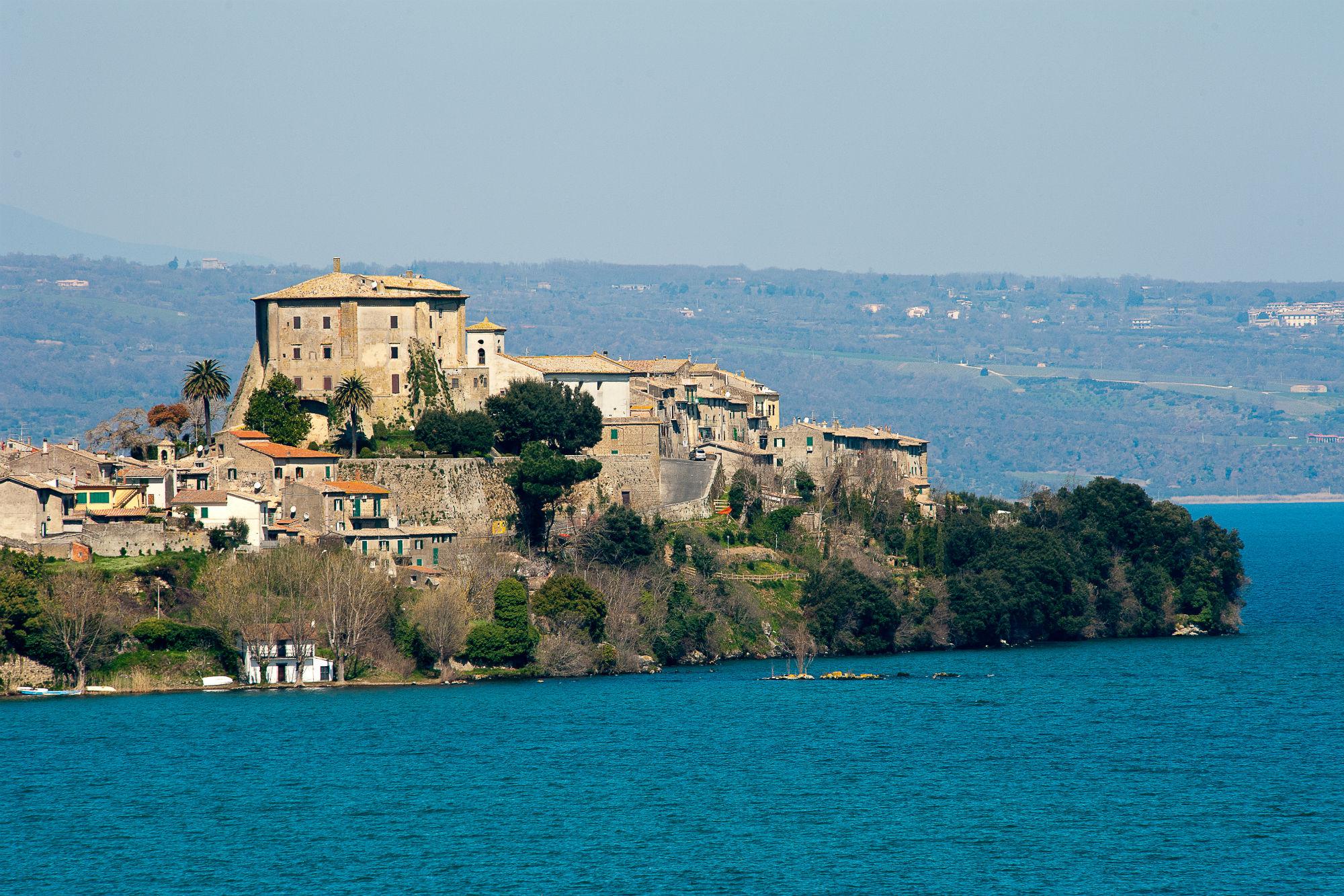  Capodimonte, panorama con Rocca Farnese (foto di Fabrizio Ardito)