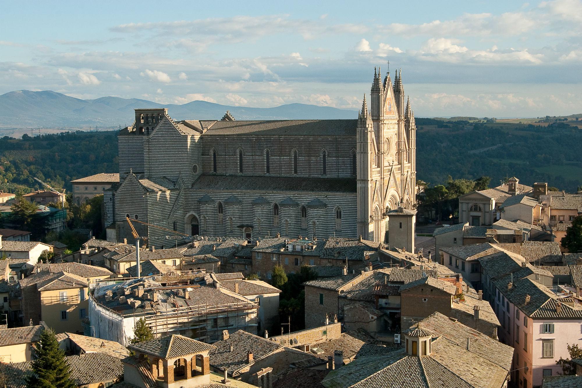  Orvieto, panorama dalla torre del Moro, con il Duomo (foto di Fabrizio Ardito)