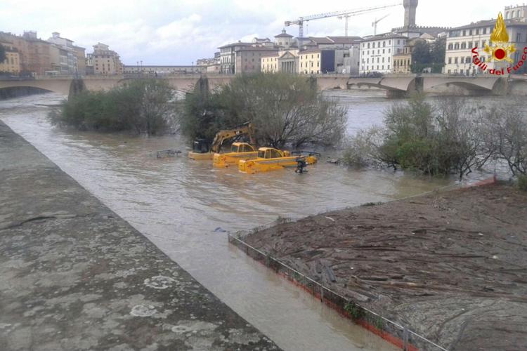 Maltempo, Arno in piena fa paura a Firenze: 4 metri agli Uffizi