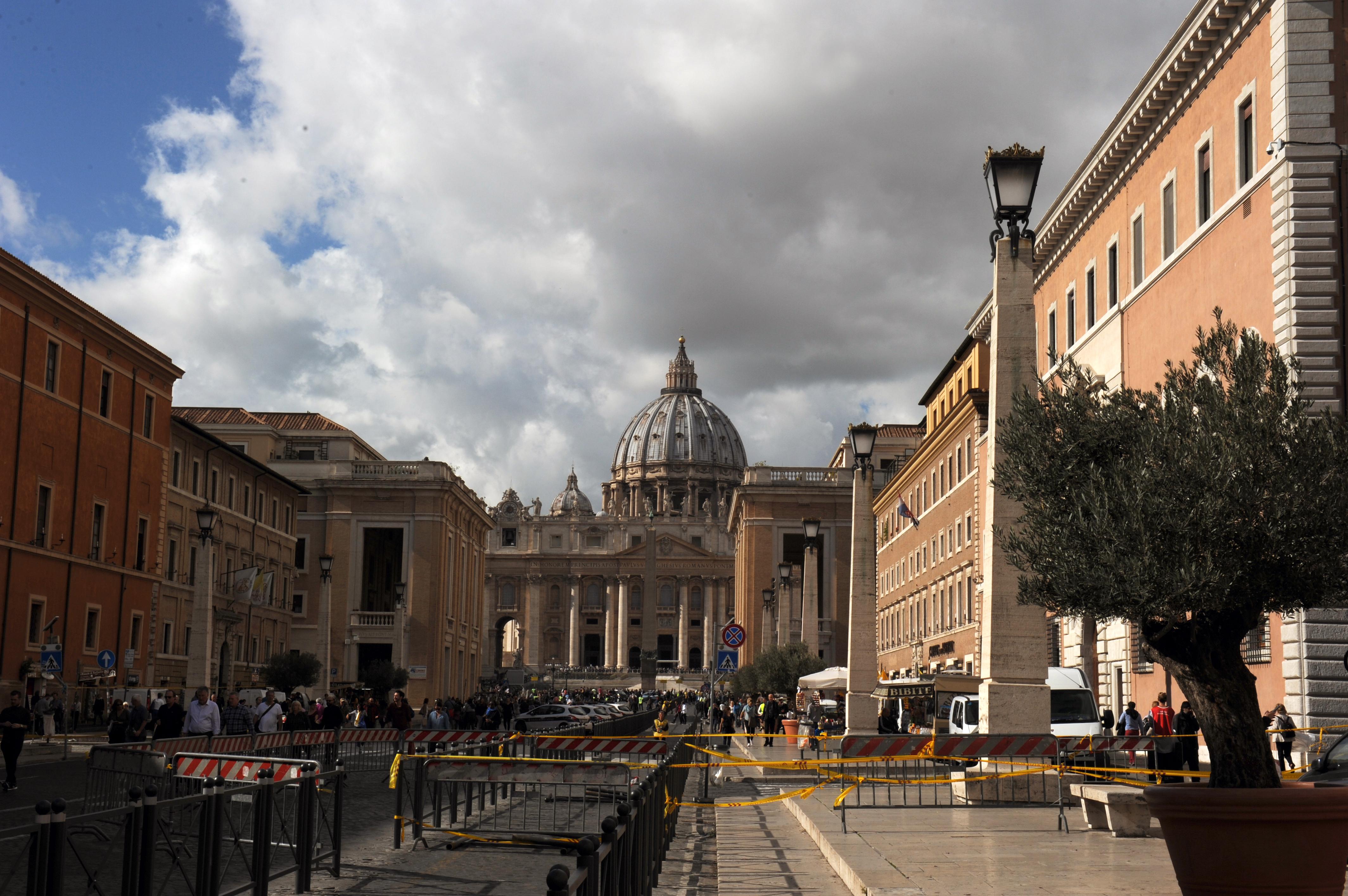 Roma, 2 novembre 2016. Blocchi di una colonna sconnessi per il terremoto in via della Conciliazione. (foto Adnkronos/Cristiano Camera)