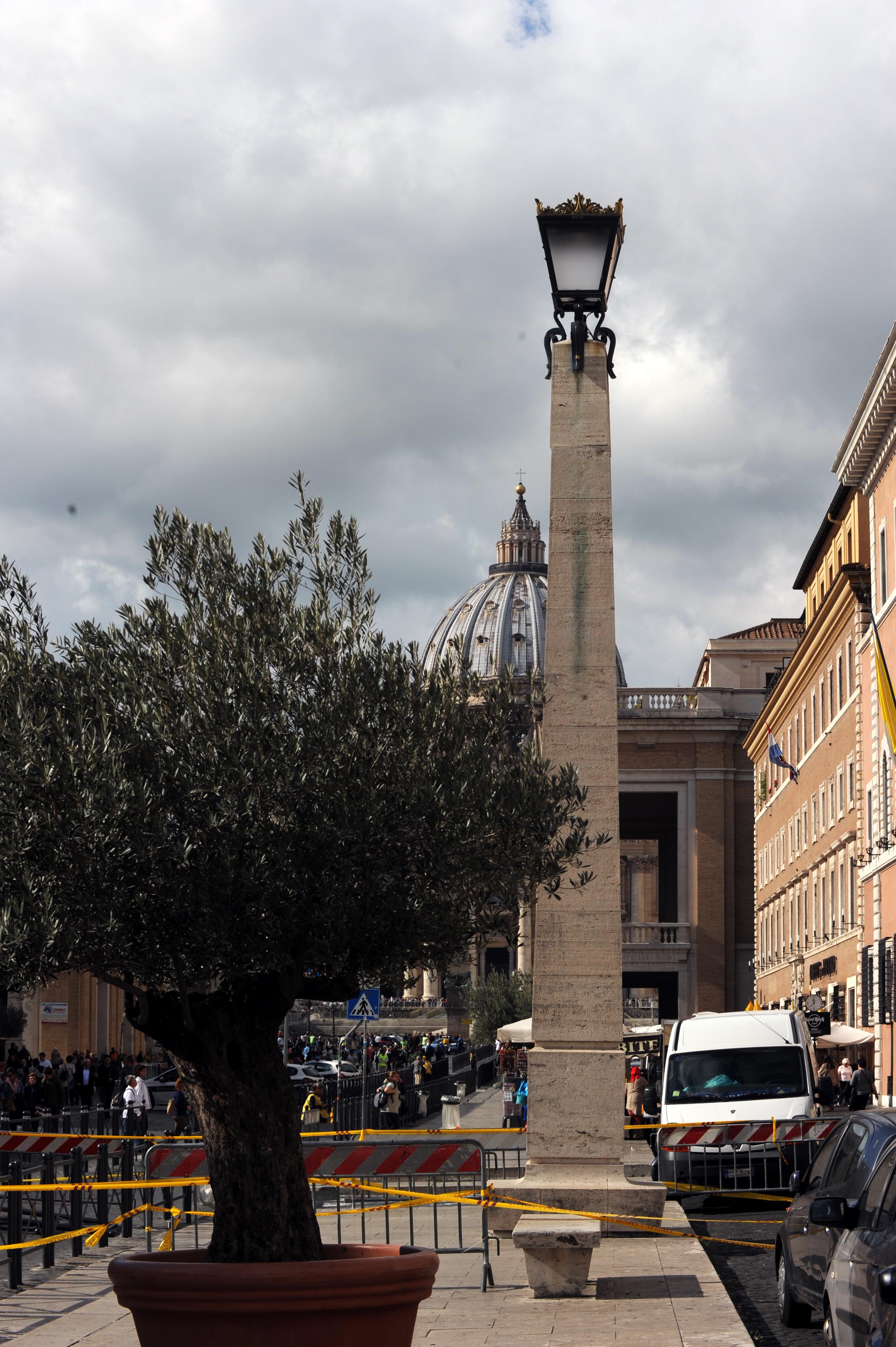 Roma, 2 novembre 2016. Blocchi di una colonna sconnessi per il terremoto in via della Conciliazione. (foto Adnkronos/Cristiano Camera)