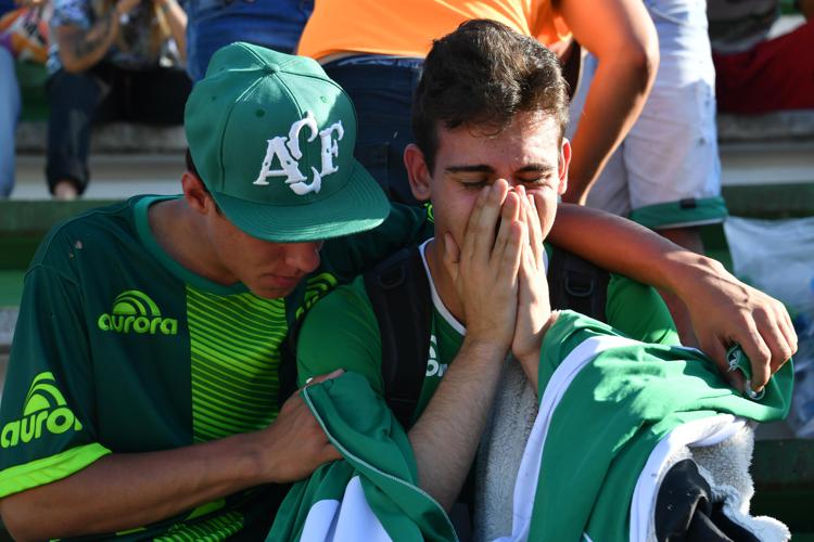La disperazione  di alcuni tifosi del Chapecoense (AFP PHOTO) - (AFP PHOTO)