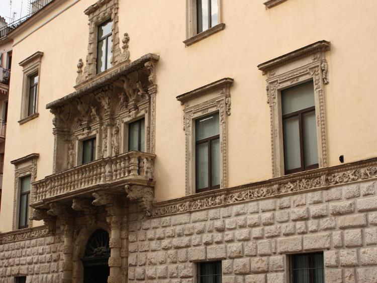 Palazzo Della Marra (da Wikipedia)