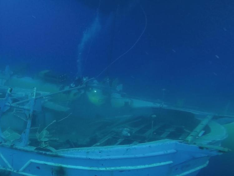 Un'immagine del recupero, a 370 metri di profondità, del relitto dell'imbarcazione carica di migranti  naufragata il 18 aprile 2015