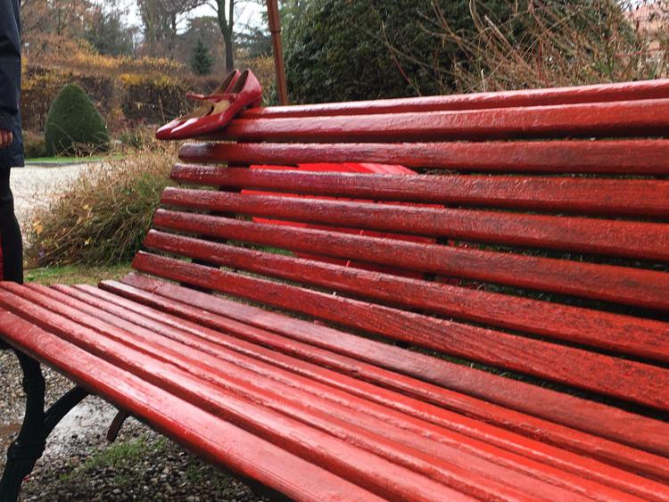Violenza su donne: a Varese una panchina rossa ai Giardini Estensi per dire basta