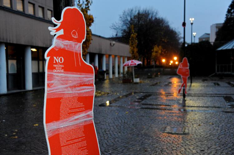 Atti vandalici sulle sagome di donne fatte installare dal comune di Pioltello (Milano) per la 'Giornata contro la violenza sulle donne' (FOTOGRAMMA) - (FOTOGRAMMA)
