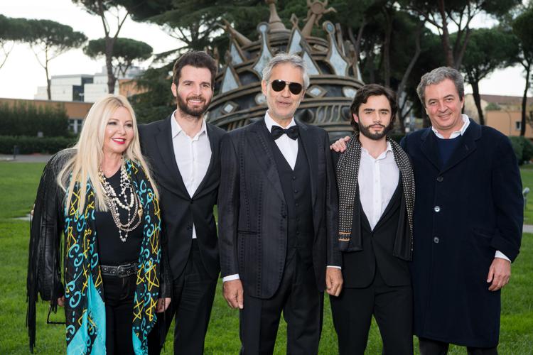 Andrea Bocelli a Cinecittà con l'attore Toby Sebastian e i produttori del film
