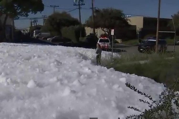 Blob di schiuma bianca 'invade' le strade della California /Foto - Video