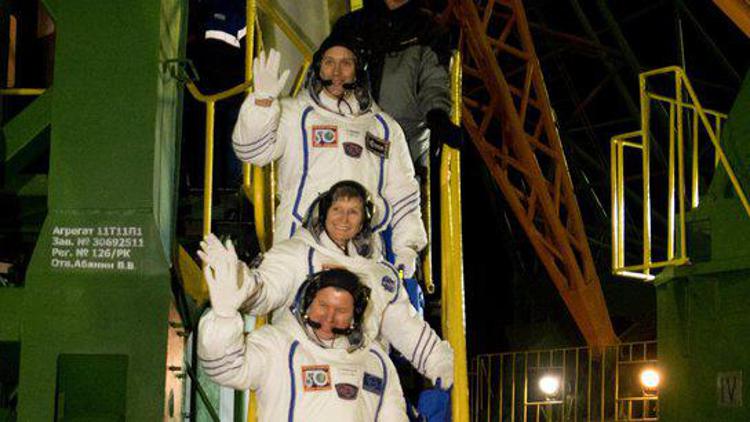 Gli astronauti di expedition 50  sulla scaletta della Soyuz   (Foto ESA) 