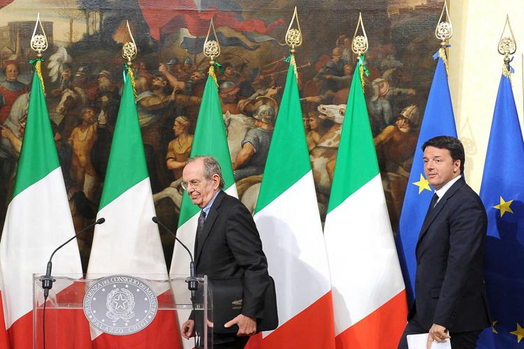 Il presidente del Consiglio Renzi e il ministro dell'Economia Padoan illustrano la manovra economica (FOTOGRAMMA) - (FOTOGRAMMA)