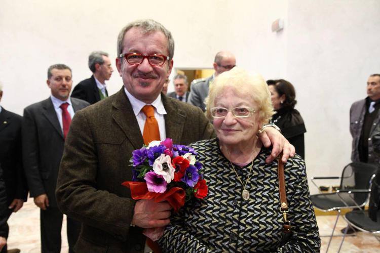 Roberto Maroni con la madre Alice Brianza in una foto d'archivio (Fotogramma) - FOTOGRAMMA