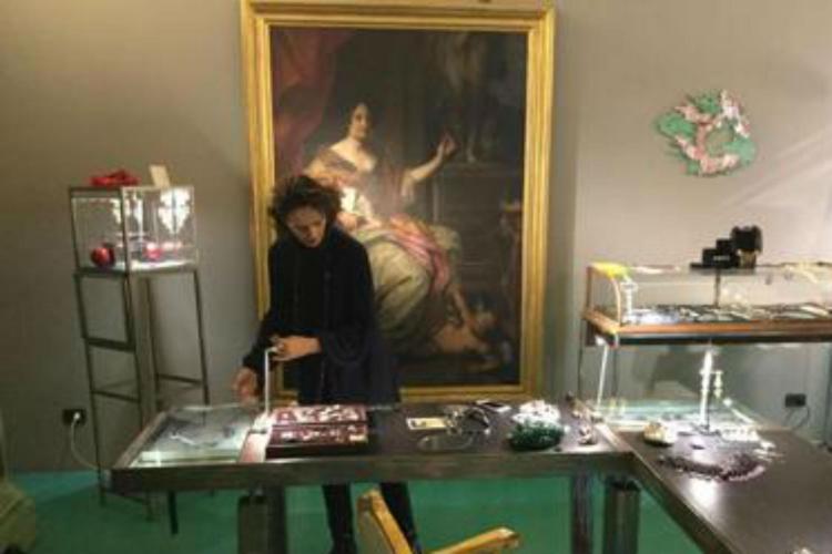 La principessa Lucia Odescalchi mentre allestisce  la nuova collezione di gioielli firmati per i 50 anni del WWF 