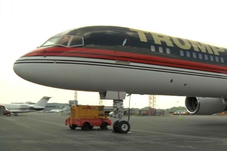 Rubinetti dorati e letti extralarge, l'aereo privato del presidente Trump /Video