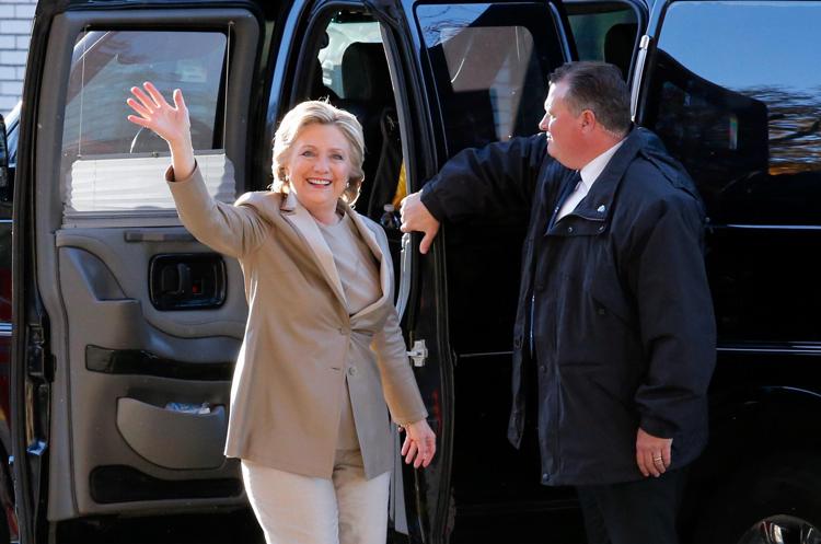 Hillary Clinton arriva al seggio di Chappaqua (Afp)  - AFP