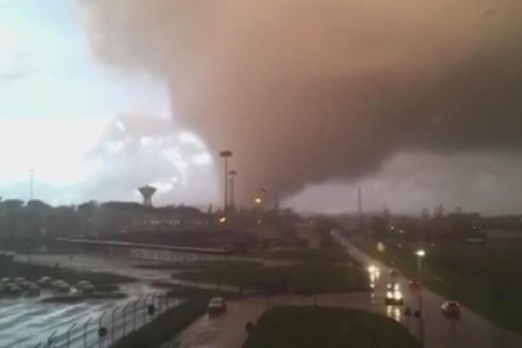 Roma, l'impressionante video del tornado /Guarda