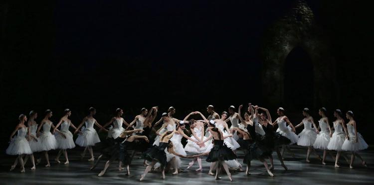 Nicoletta Manni e la compagnia del Teatro alla Scala nel 'Lago dei cigni' di Ratmansky