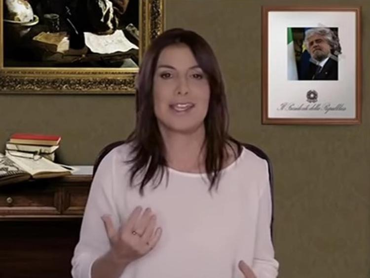 Sabina Guzzanti imita Virginia Raggi (Fermo immagine dal video)