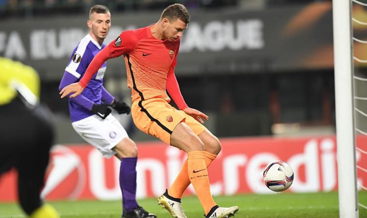 L'attaccante della Roma Edin Dzeko in azione contro l'Austria Vienna  - AFP