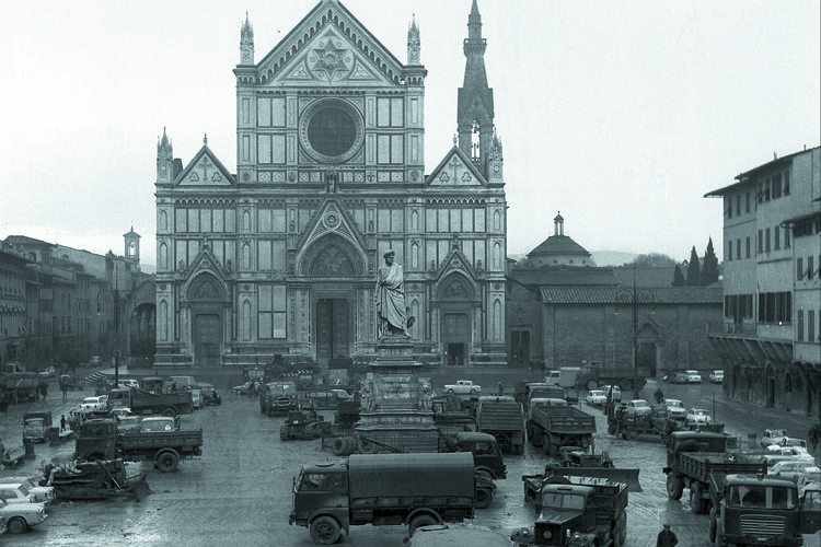 Alluvione 1966 a Firenze, Santa Croce immersa nel fango (FOTOGRAMMA) - FOTOGRAMMA