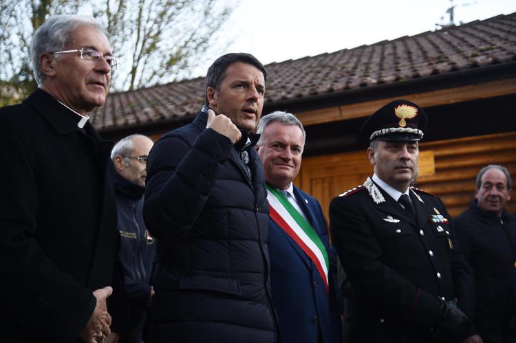 Matteo Renzi con il sindaco di Preci (AFP PHOTO) - (AFP PHOTO)