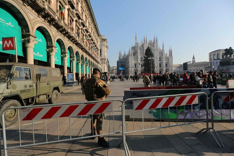 Barriere antiterrorismo new jersey e forze dell'ordine in piazza Duomo (Massimo Alberico, Milano - 2016-12-30) p.s. la foto e' utilizzabile nel rispetto del contesto in cui e' stata scattata, e senza intento diffamatorio del decoro delle persone rappresentate - FOTOGRAMMA