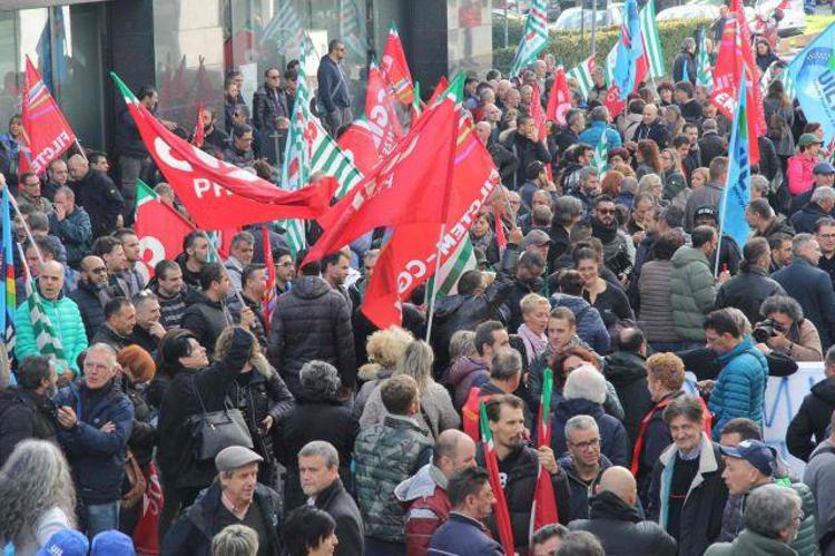Italian steelworkers strike over planned job losses