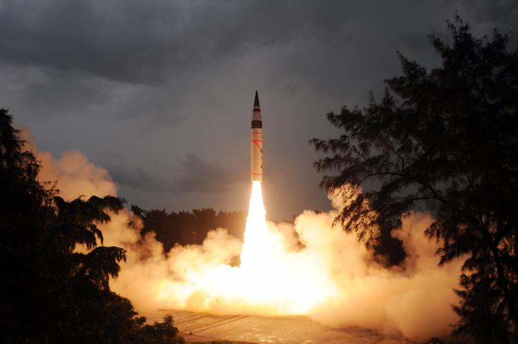 Il lancio del missile Agni V (Foto Xinhua)