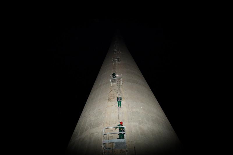 Attivisti in azione contro una nuova centrale a carbone © Francesco Alesi / Greenpeace
