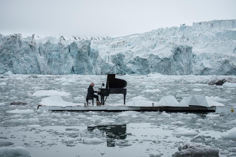 Il compositore e pianista Ludovico Einaudi nella sua performance su una piattaforma galleggiante sul Mar Glaciale Artico © Pedro Armestre / Greenpeace