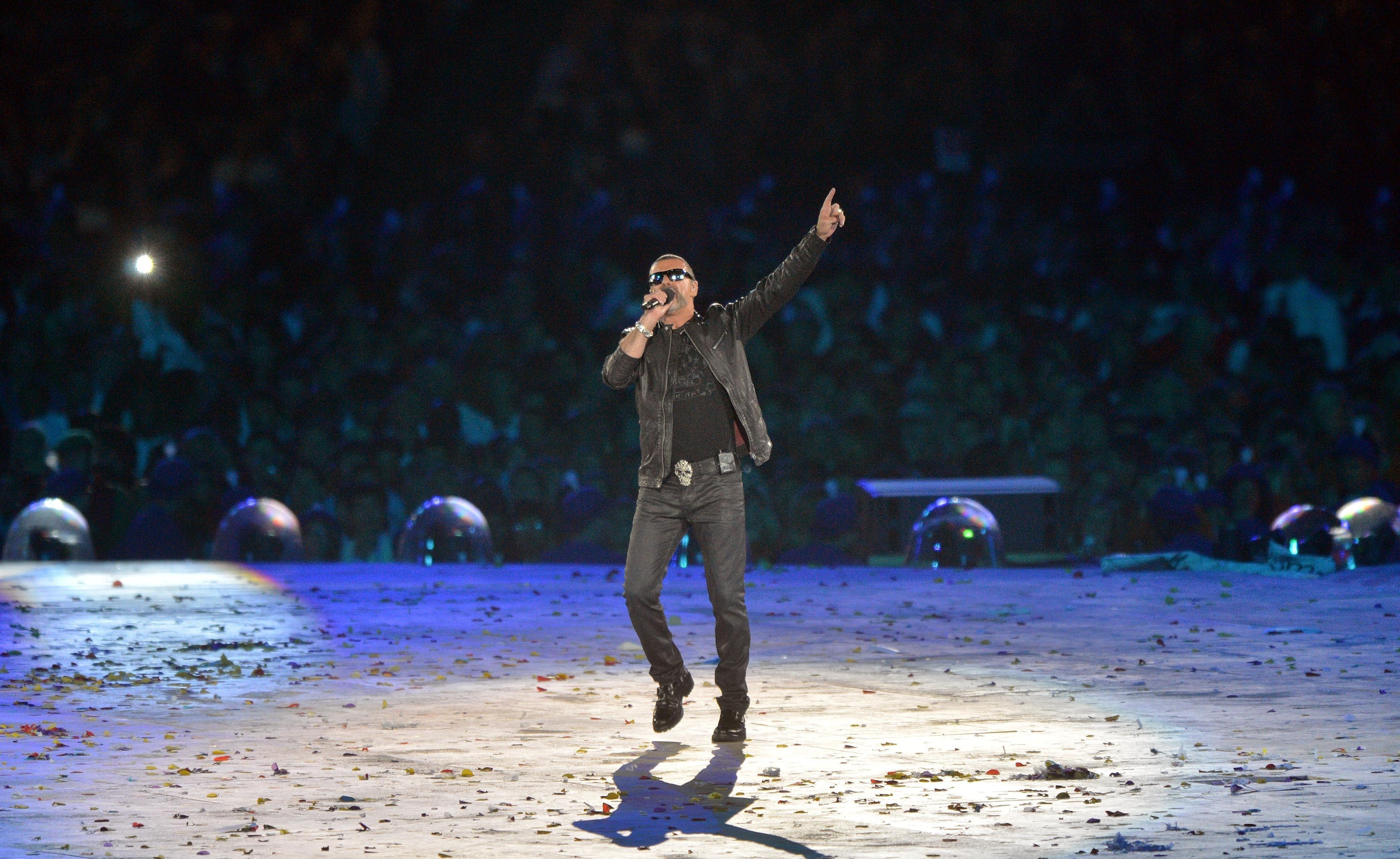 George Michael durante la cerimonia di chiusura dei Giochi olimpici di Londra nel 2012 (Foto Xinhua)