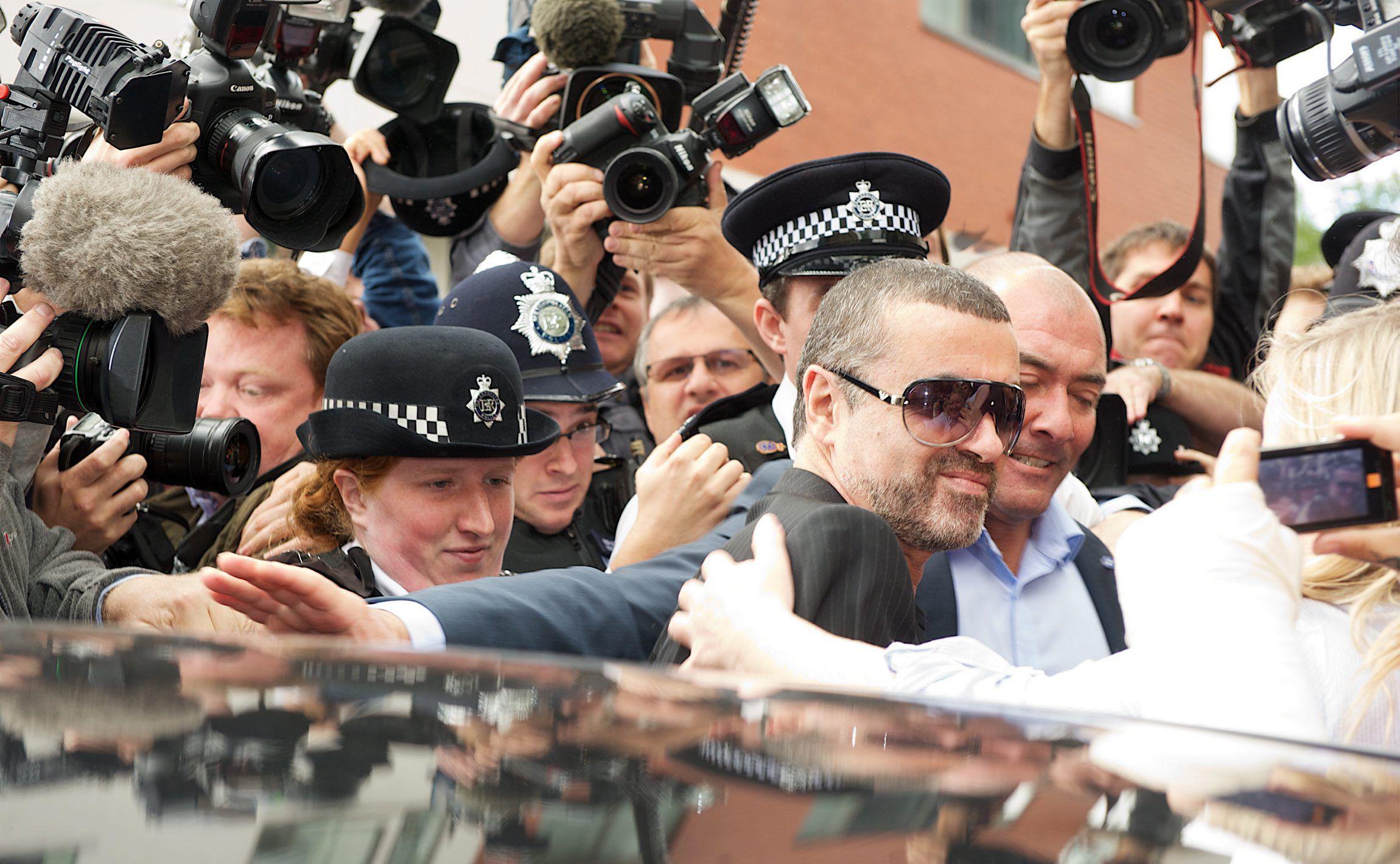 George Michael nel 2010 al tribunale Higbury di Londra per rispendere dell'accusa di aver guidato sotto effetto di droga (Fotogramma) 