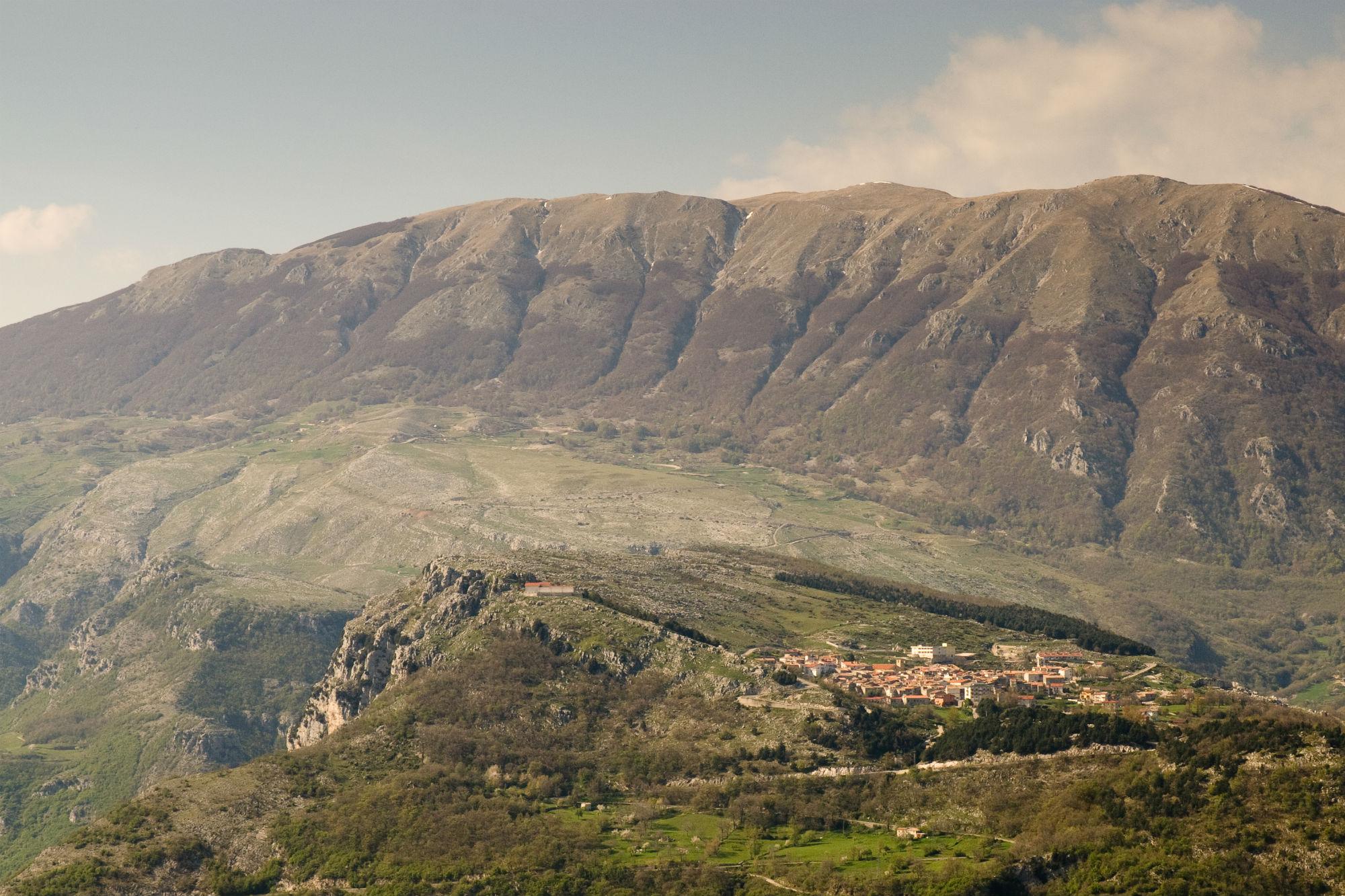Pietraroja, Veduta dell'abitato, con sullo sfondo il monte Mutria (foto di Natalino Russo)