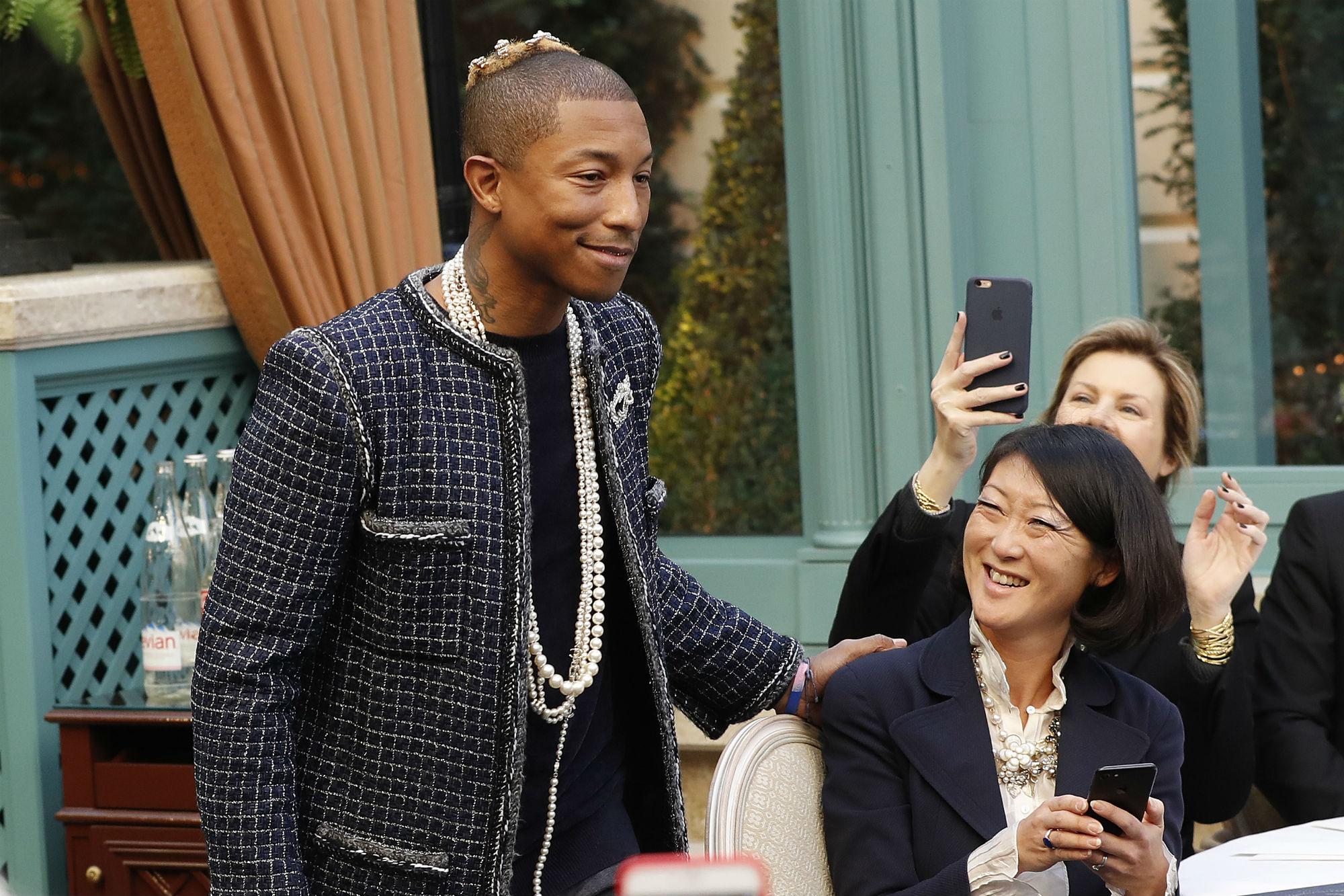 Pharrell Williams con tre fili di perle sfila per la Métiers d'Art di Chanel (Afp)