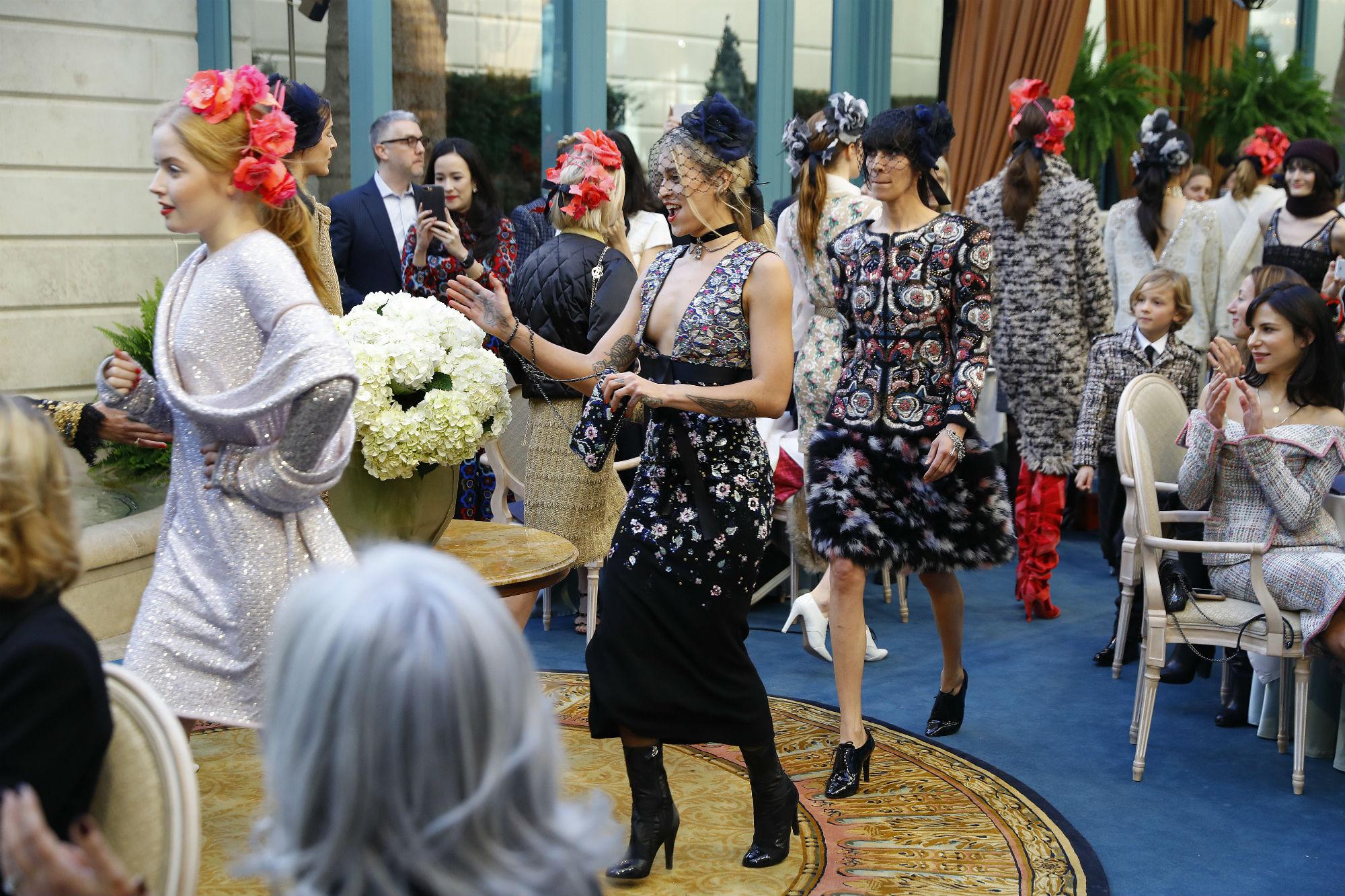 L'uscita finale delle modelle alla Métiers d'Art di Chanel (Afp)