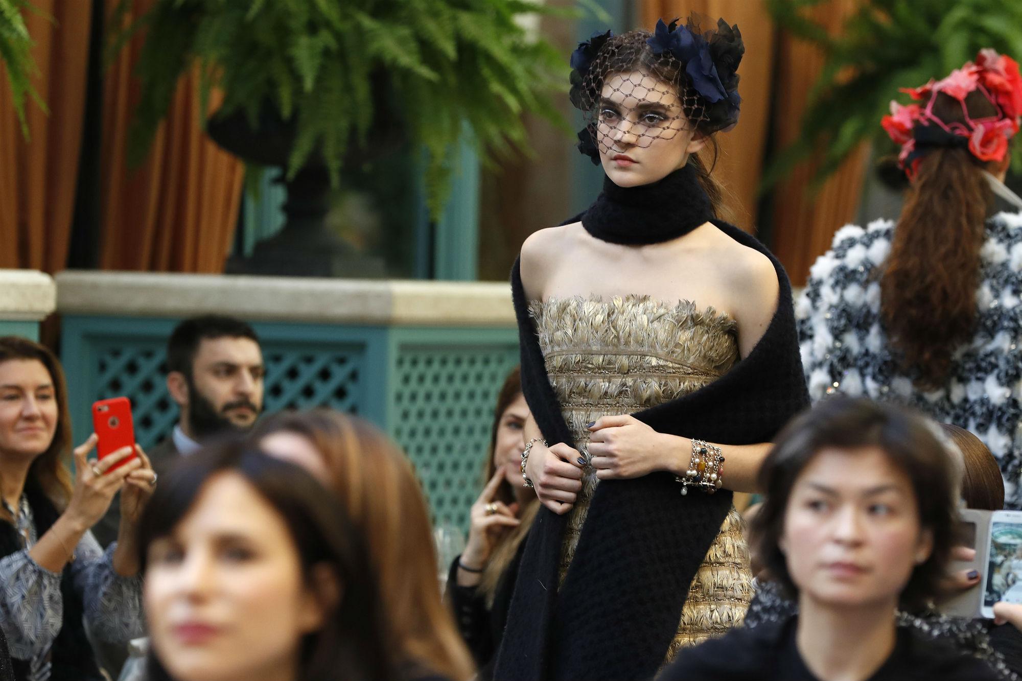 Una modella con indosso un look della Métiers d'Art di Chanel (Afp)