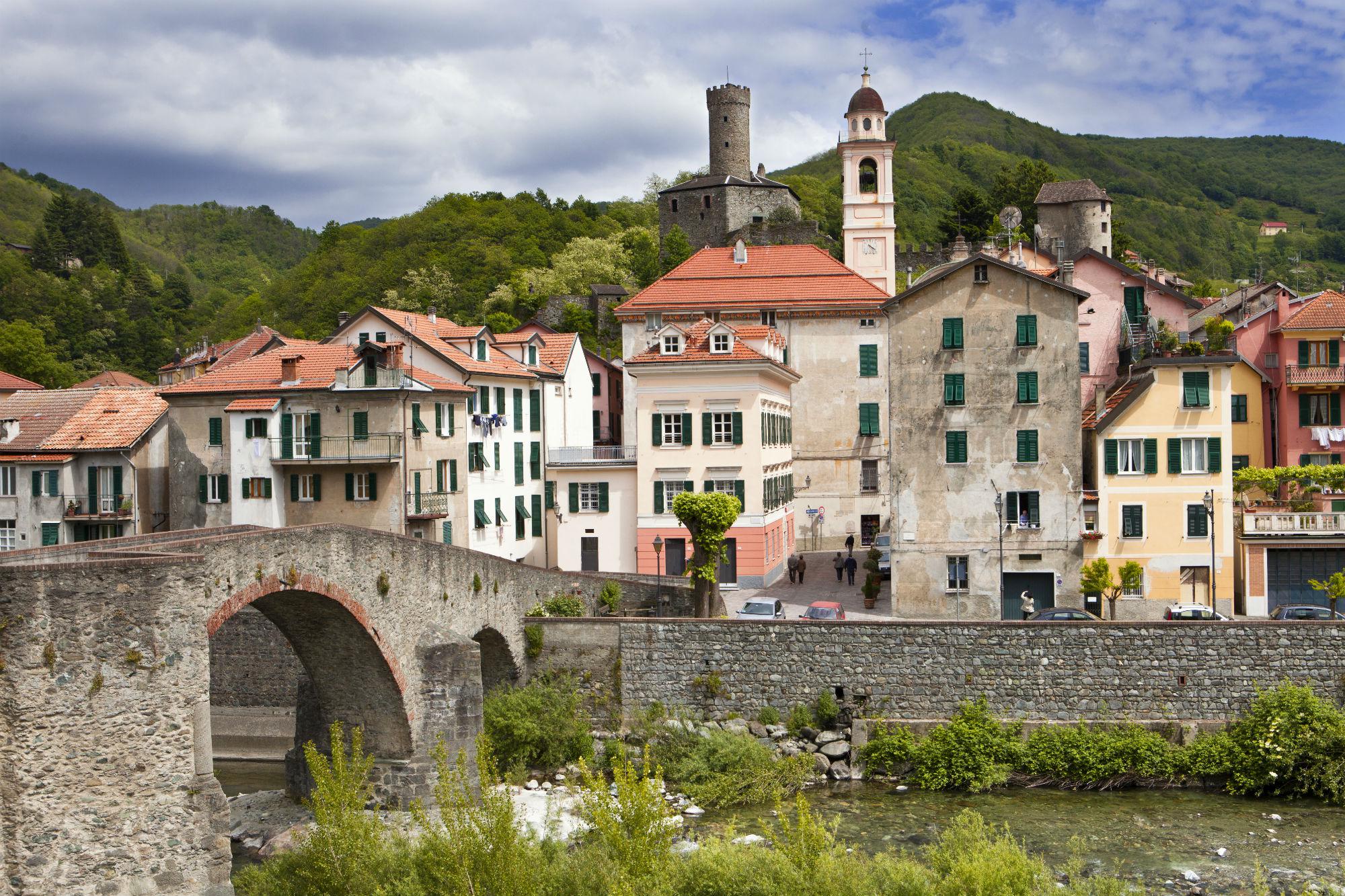Veduta di Campo Ligure con il ponte medievale (foto di Fiorenza Cicogna)
