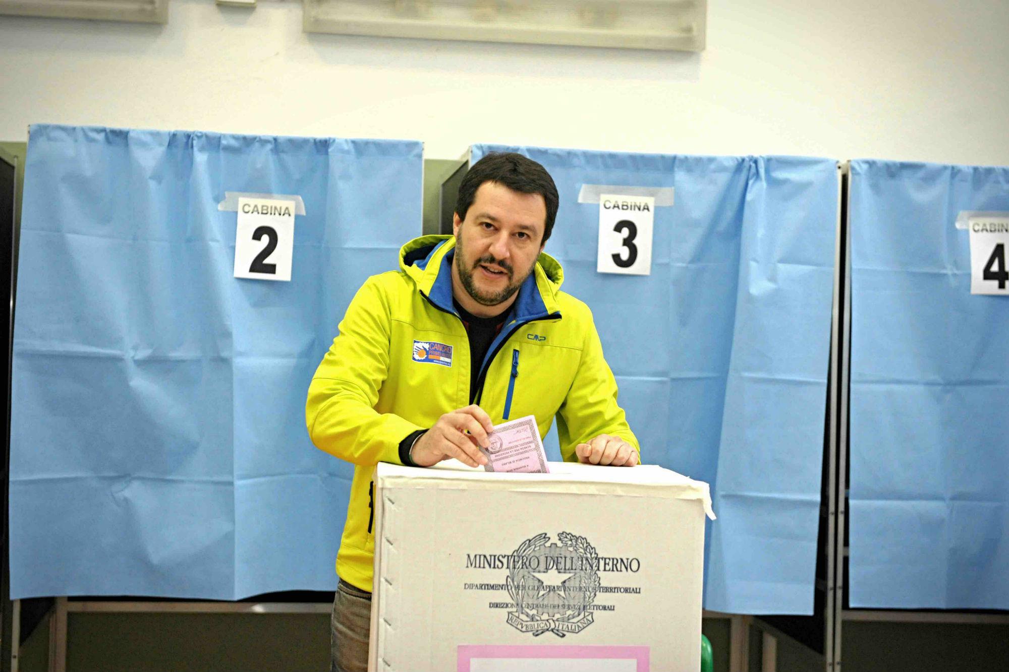 Matteo Salvini nel seggio di via Ruffini a Milano (Fotogramma)