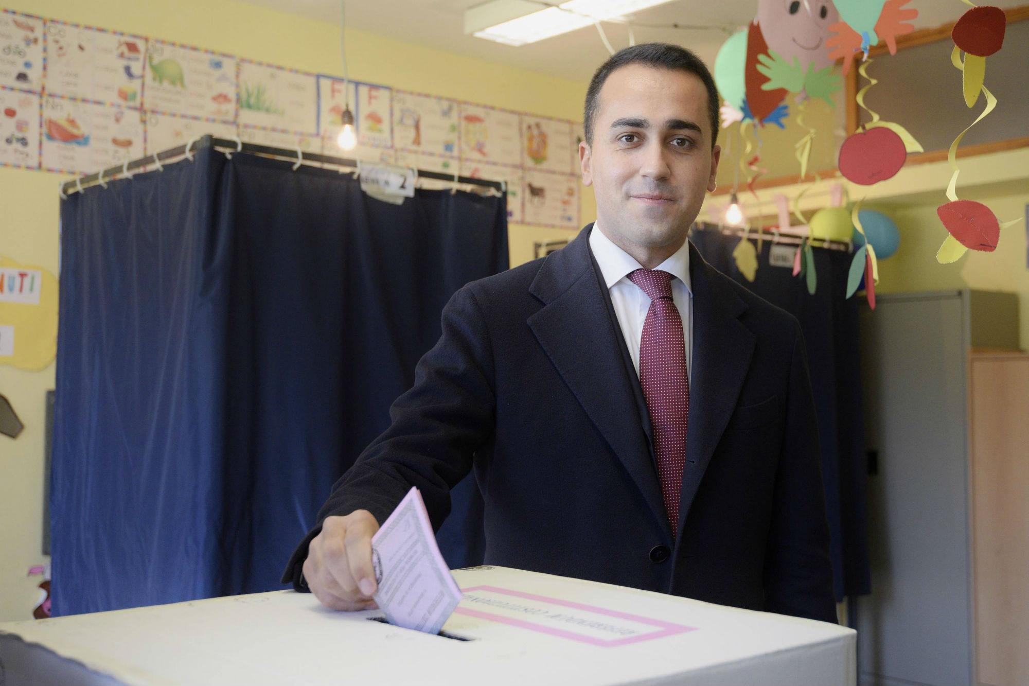 Il vice presidente della Camera Luigi Di Maio al voto a Pomigliano D'Arco (Fotogramma)