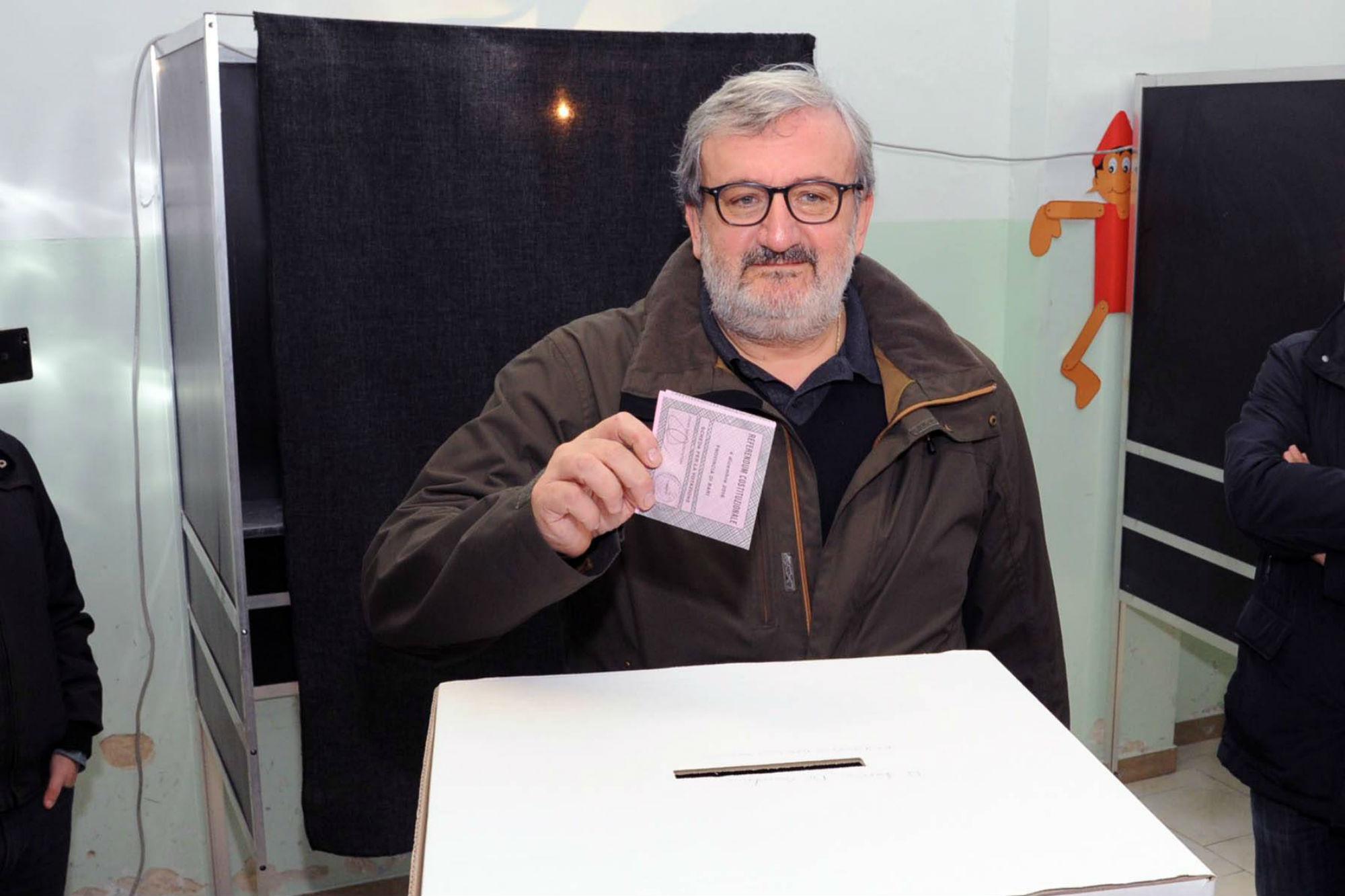 Il governo della Puglia Michele Emiliano al voto a Bari (Fotogramma)