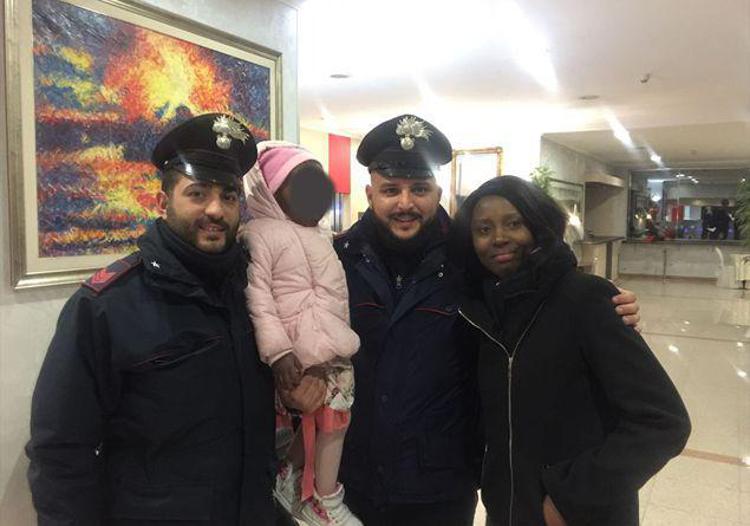 Roma, il cuore d'oro dei carabinieri: rifugio e cibo a migrante e bimba senza casa