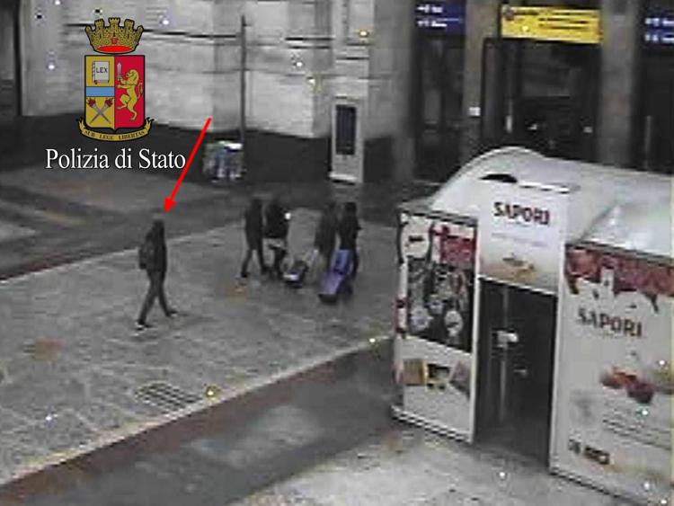 Il presunto attentatore di Berlino, Anis Amri, ripreso dalle telecamere di sorveglianza al suo arrivo alla stazione Centrale di Milano il 23 dicembre scorso