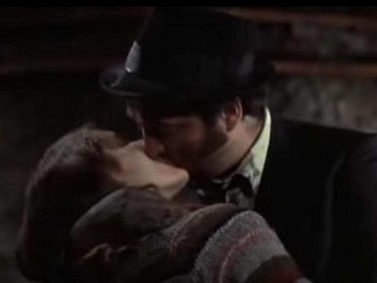 Carrie Fisher e John Belushi nel film 'Blues Brothers' (Fermo immagine dal video)