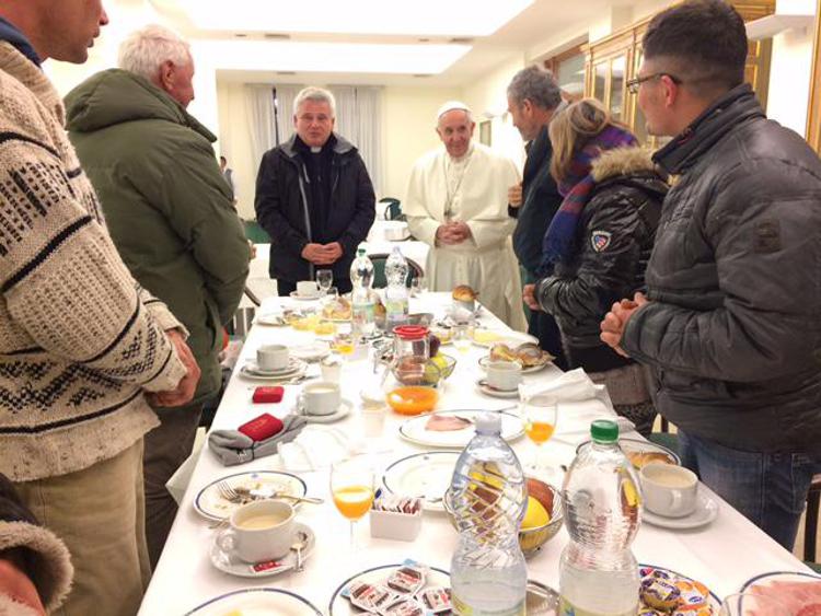 Papa Francesco compie 80 anni, colazione a Santa Marta con i senzatetto