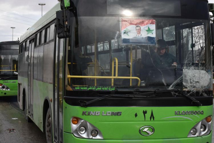 Uno degli autobus che dovrebbe essere usato per evacuare i ribelli e le loro famiglie da Aleppo est (Afp) - AFP