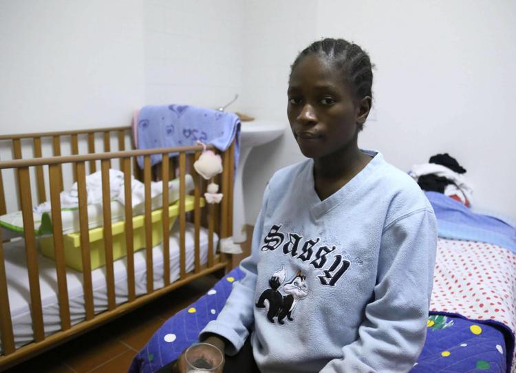 La nigeriana Joy Andrew, 20 anni, è una delle 11 migranti rifiutate dai cittadini di Gorino. La giovane, che era incinta di 8 mesi quando è stata  allontanata dal paese, si trova ora a Ferrara (Fotogramma)