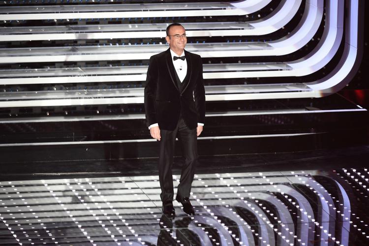 Carlo Conti sul palco del Teatro Ariston durante Sanremo 2016 (Fotogramma) - FOTOGRAMMA