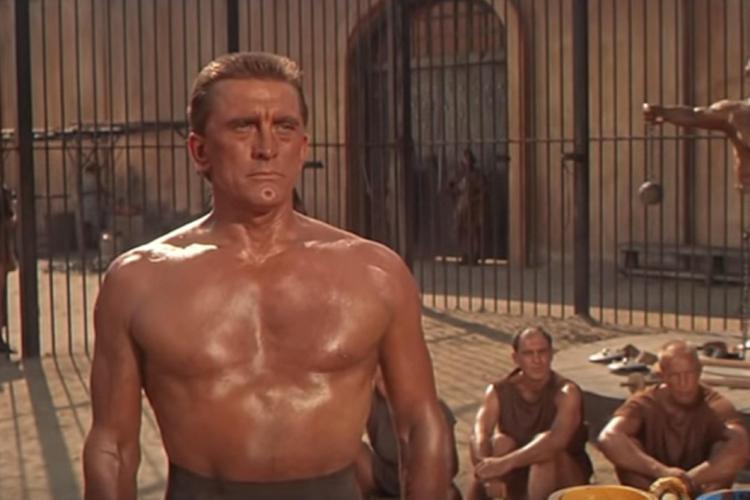 Kirk Douglas in una scena di 'Spartacus' (fermo immagine da YouTube)