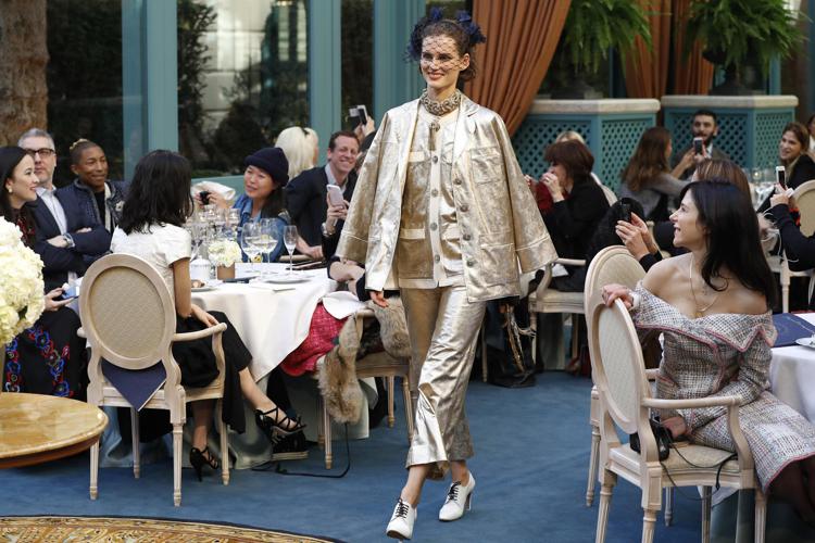 Un momento della sfilata di Chanel Métiers d'Art all'Hotel Ritz di Parigi (Afp) - AFP