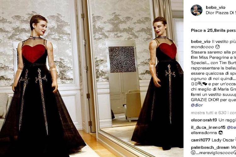 Bebe Vio davanti allo specchi prova l'abito Dior (foto da Instagram)